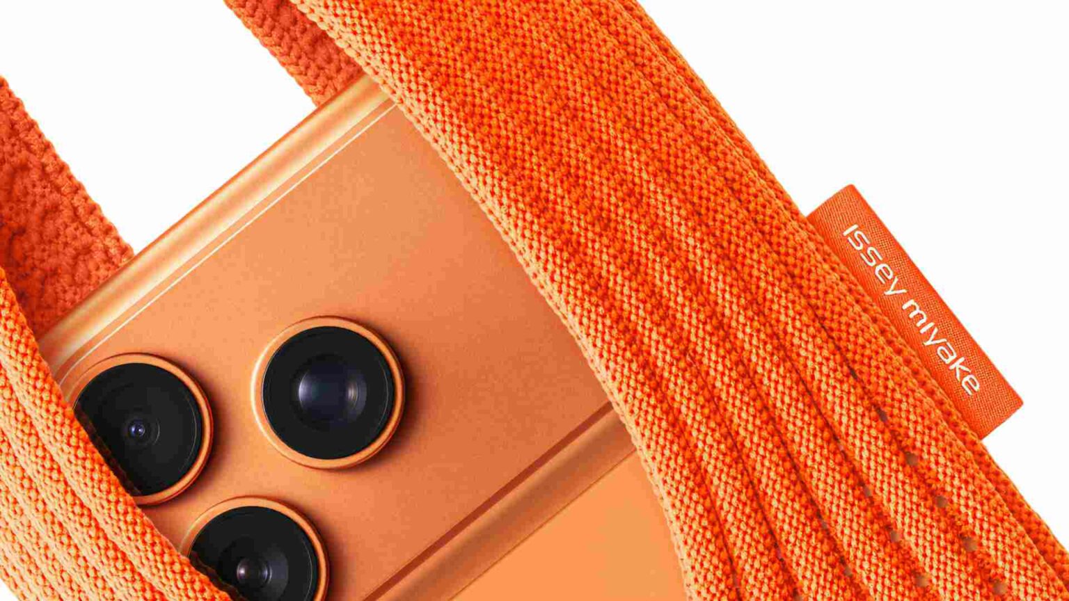 apple-presenta-el-iphone-pocket-un-bolsillo-de-lujo-que-cuesta-mas-de-200-dolares-1536x864