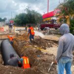 Avanza etapa final en calle del Recinto Ferial de Fortín; concluyen asfalto e introducen drenaje